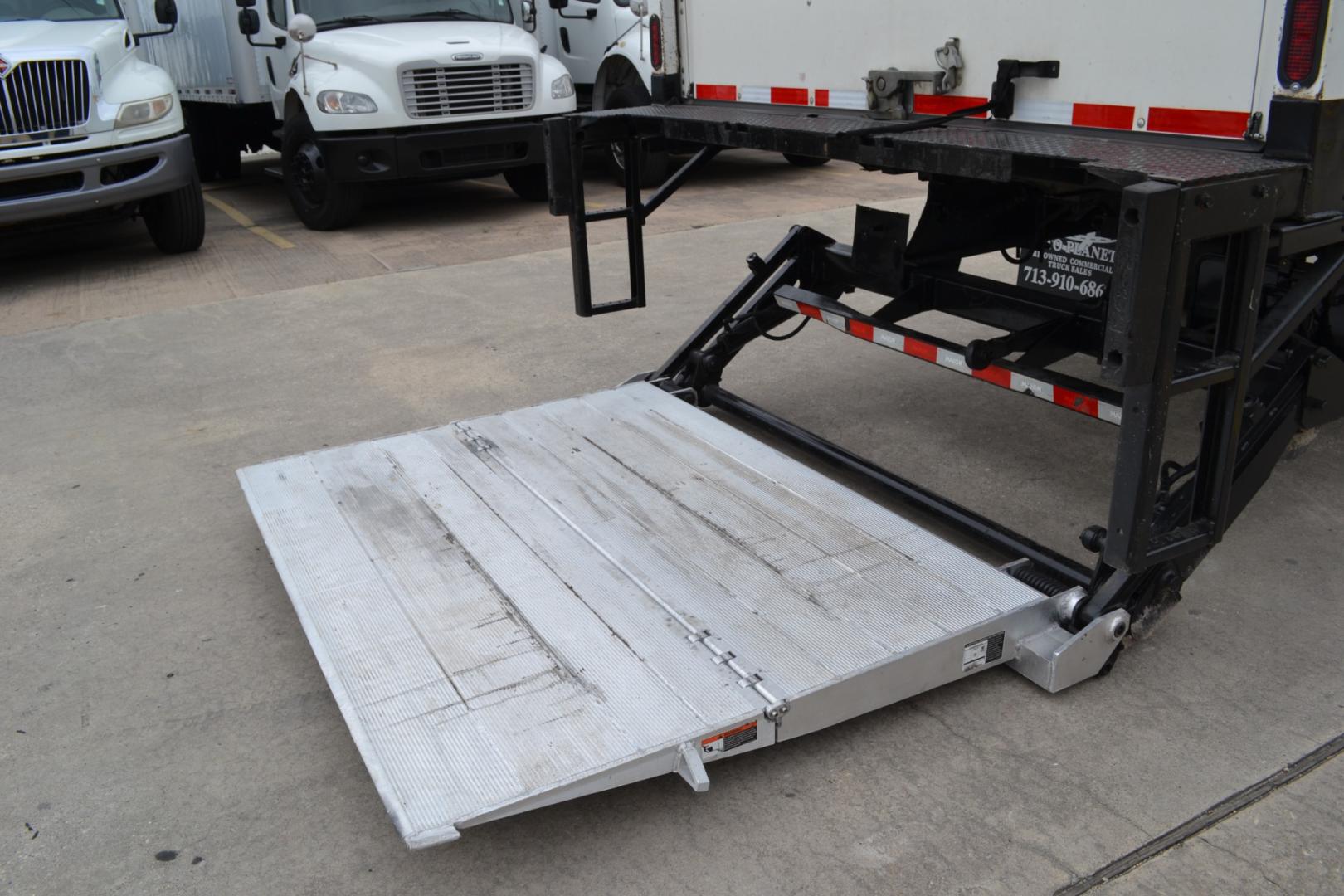 2017 WHITE /BLACK FREIGHTLINER M2-106 with an CUMMINS ISB 6.7L 260HP engine, ALLISON 2500RDS AUTOMATIC transmission, located at 9172 North Fwy, Houston, TX, 77037, (713) 910-6868, 29.887470, -95.411903 - 26,000LB GVWR NON CDL , MORGAN 26FT BOX, 13FT CLEARANCE, HEIGHT 103" X WIDTH 102", AIR RIDE, EXTENDED CAB BENCH SEAT, 80 GALLON FUEL TANK, POWER WINDOWS, LOCKS, & MIRRORS, COLD A/C, MAXON 3,000LB CAPACITY ALUMINUM LIFT GATE - Photo#17
